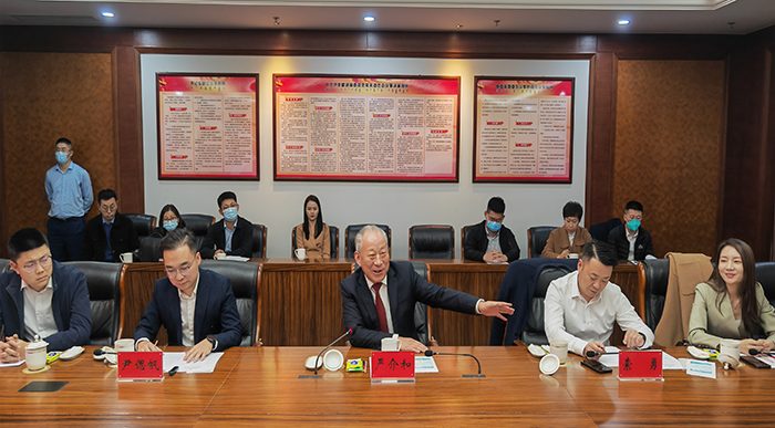 嚴(yán)介和理事長應(yīng)邀同內(nèi)蒙古鄂爾多斯市委常委、伊金霍洛旗委書記華瑞鋒會談（2）.jpg