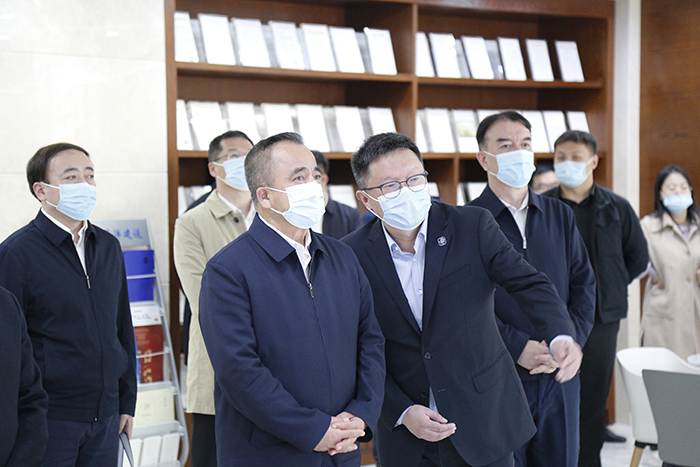 20230327新疆維吾爾自治區(qū)黨委副書記、自治區(qū)主席艾爾肯?吐尼亞孜一行蒞臨太平洋建設(shè)新疆總部考察指導(dǎo).jpg