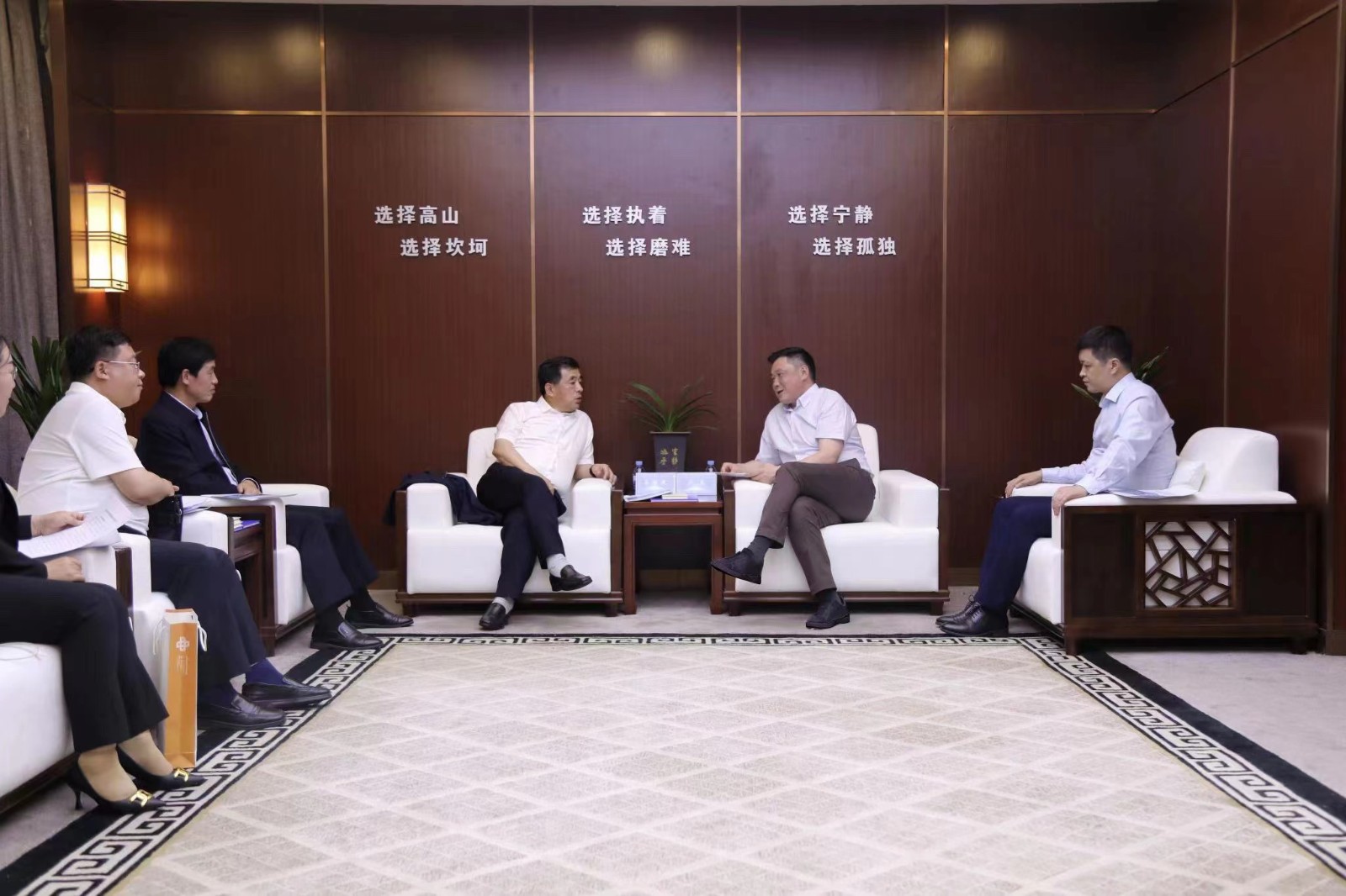 20230605嚴(yán)昊主席與遼寧省本溪市委副書記、市長吳世民會談1.jpg