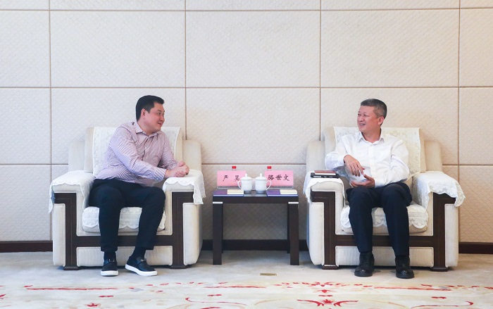 20231018嚴昊同河源市高新區(qū)黨工委書記駱世文會談1.jpg