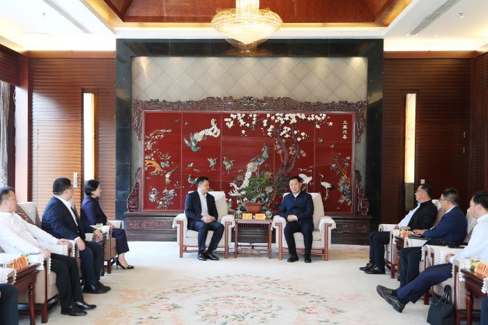 嚴昊與揚州市長2.jpg