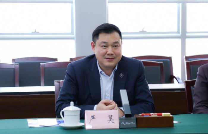 20240304嚴(yán)昊主席與廣西產(chǎn)業(yè)園區(qū)改革發(fā)展辦公室黨組書記、主任鄒展業(yè)會談2.jpg