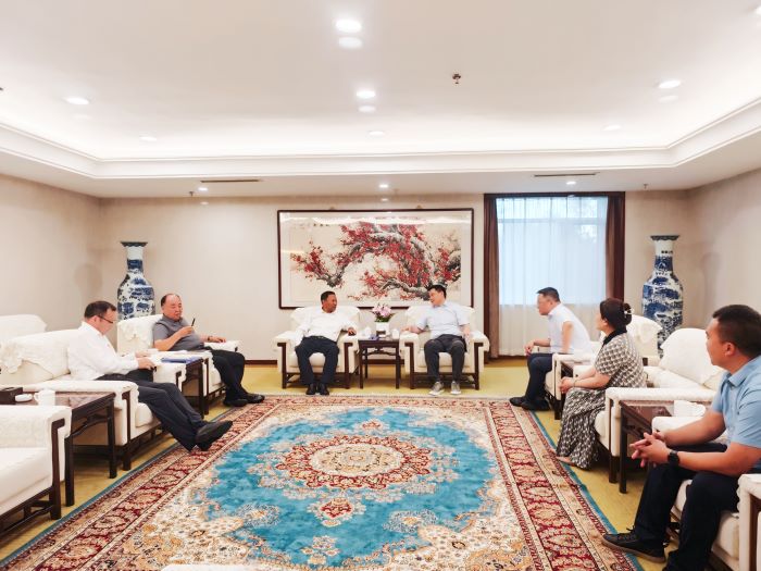 7月1日嚴(yán)昊與新疆博州黨委副書記、州長巴音克西會(huì)談1.jpg